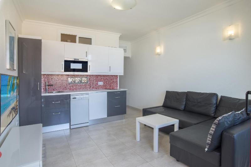 Stunning Marina view apartment - image 9