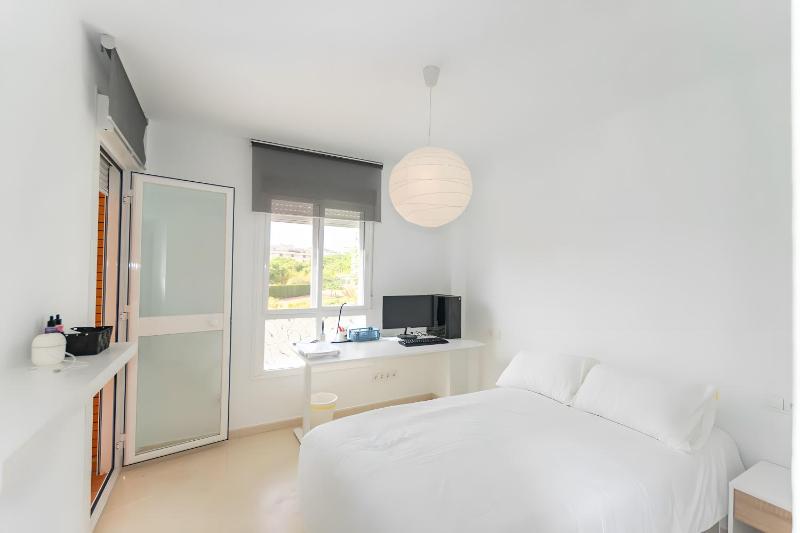 Apartment In Teatinos - image 6