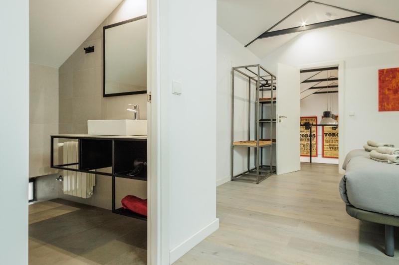 Cozy Center Apartment - image 8