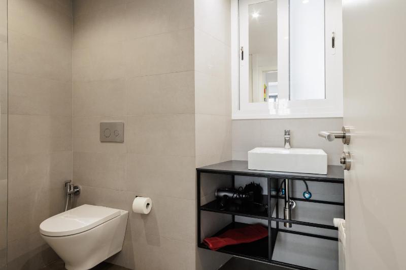 Cozy Center Apartment - image 11