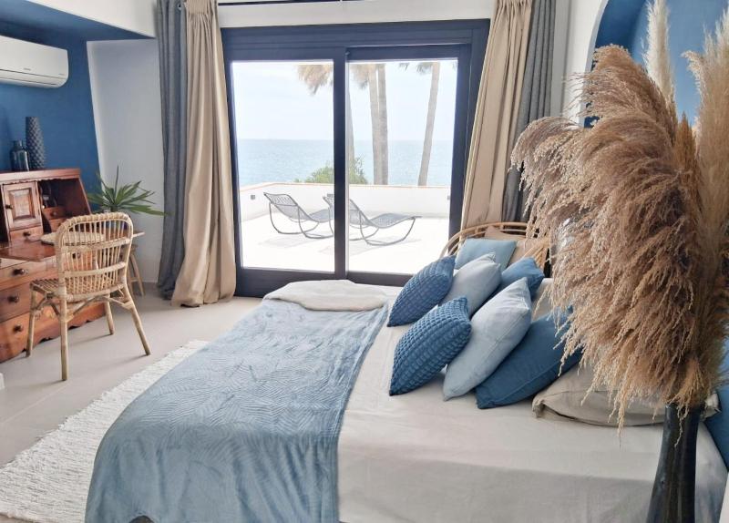 Beachfront Villa - image 6