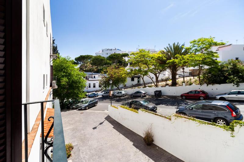 Apartamento Los Remedios Con Patio Andaluz - image 3