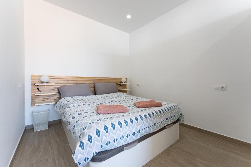 Seaview 1 bedroom modern apartment - image 13