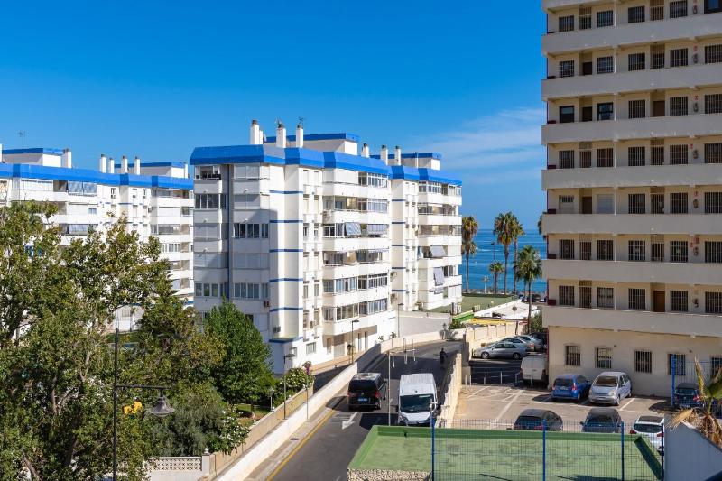 Beach Escape with Pool and Parking - image 18