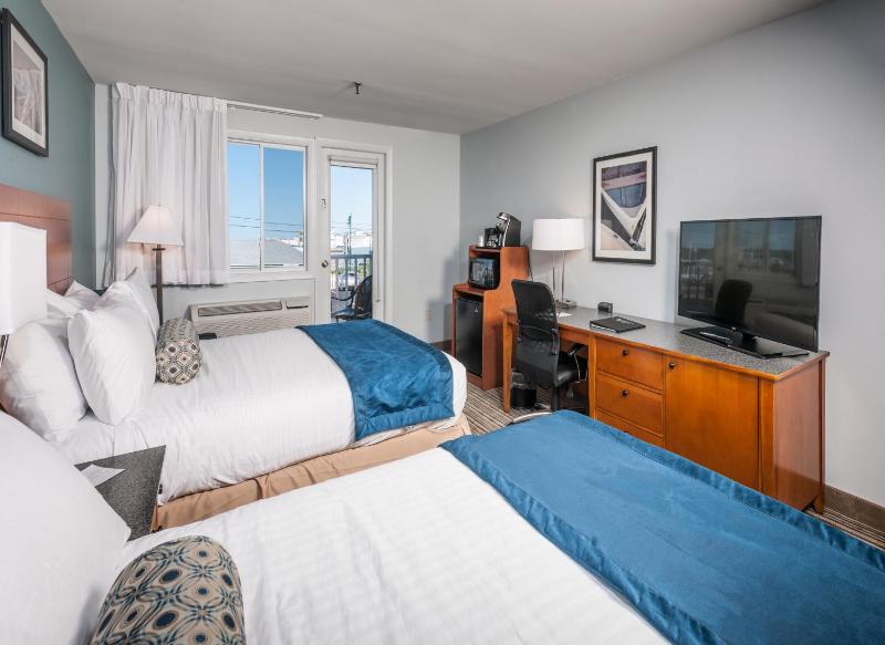 Two Queen Beds with Balcony and Harbor View image 3