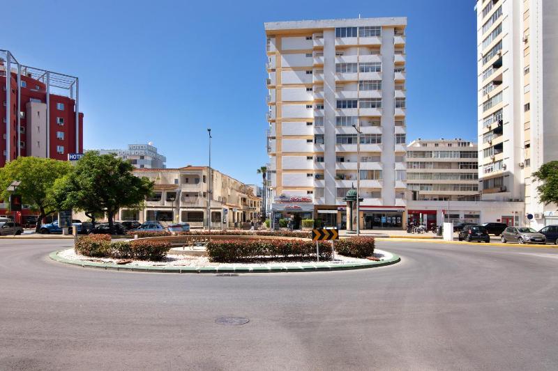 Moderno e acolhedor com vista mar - image 10