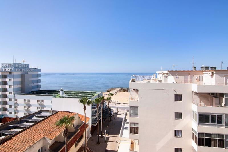 Moderno e acolhedor com vista mar - image 12