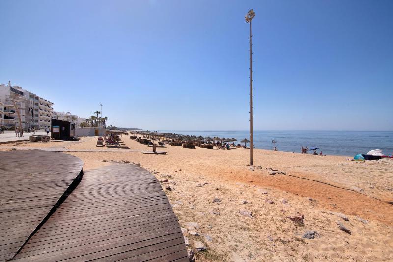 Moderno e acolhedor com vista mar - image 3