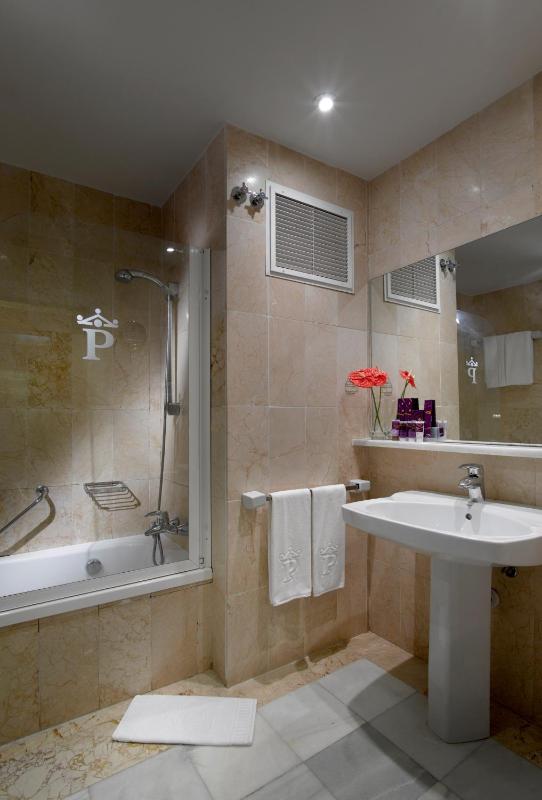 Standard Double Room (2 Adults + 1 Child) image 2