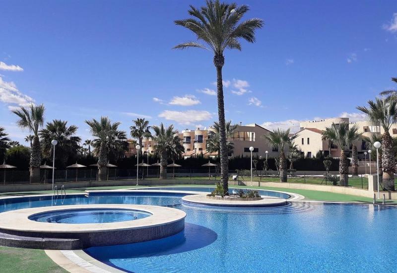 Two bedroom seafront apartment - image 12