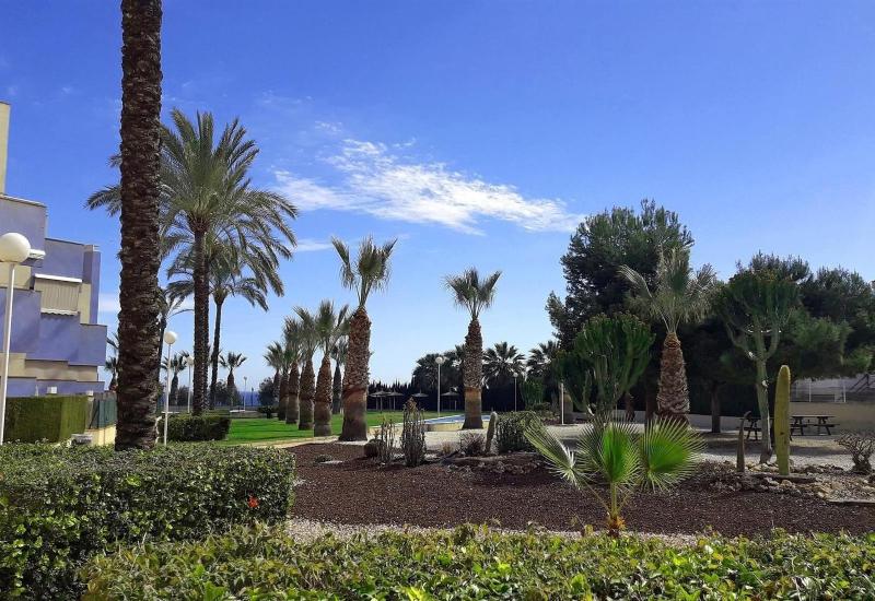 Two bedroom seafront apartment - image 8