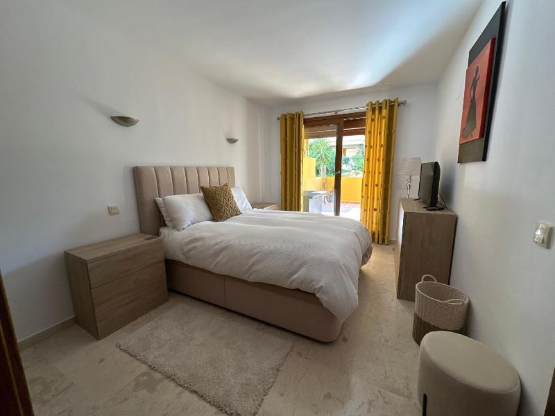 Spacious ground floor apartment - image 12