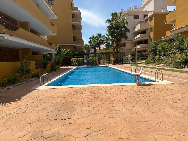Spacious ground floor apartment - image 6