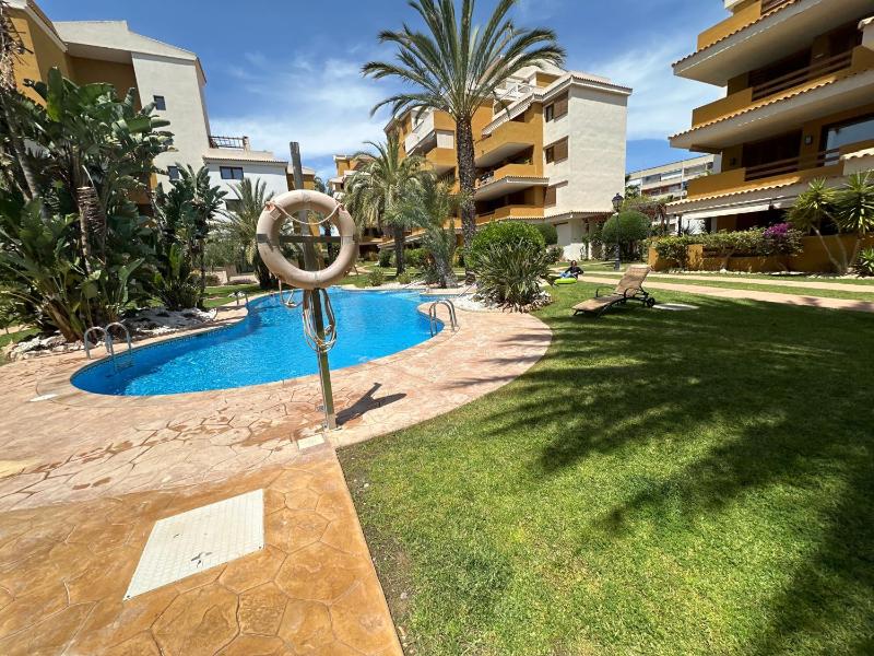 Spacious ground floor apartment - image 13