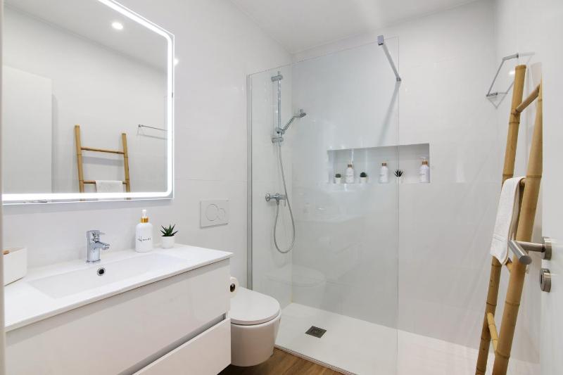 Downtown Lux Apartment - image 6