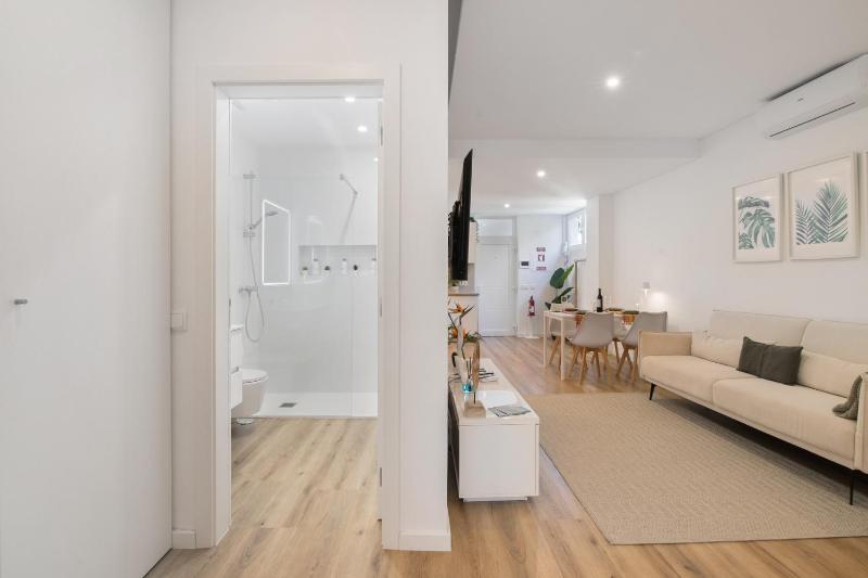Downtown Lux Apartment - image 10