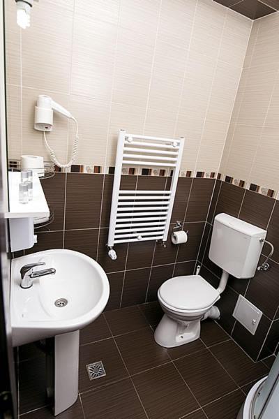 Double or Twin Room image 3