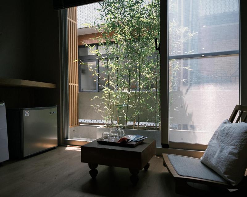 A moment between stay - image 3