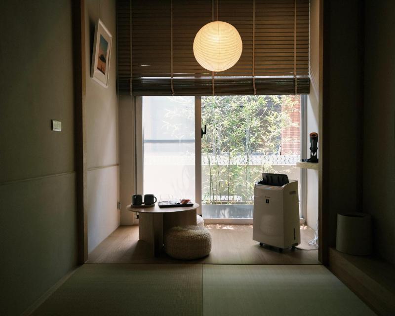 A moment between stay - image 10