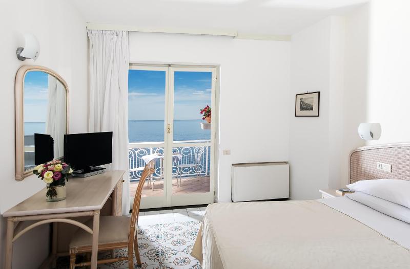 Double or Twin Room with Balcony and Sea View image 4