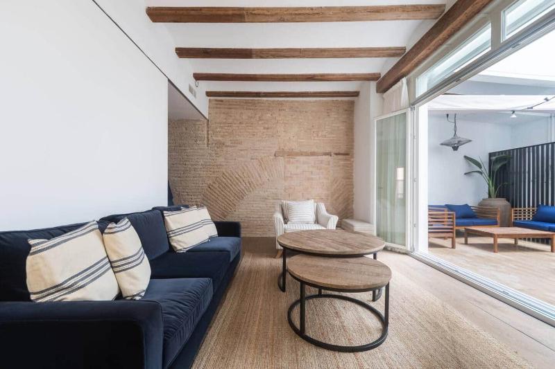 Downtown apartment with terrace - image 1