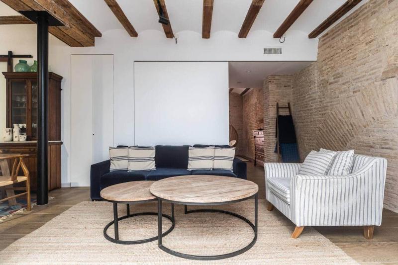 Downtown apartment with terrace - image 2