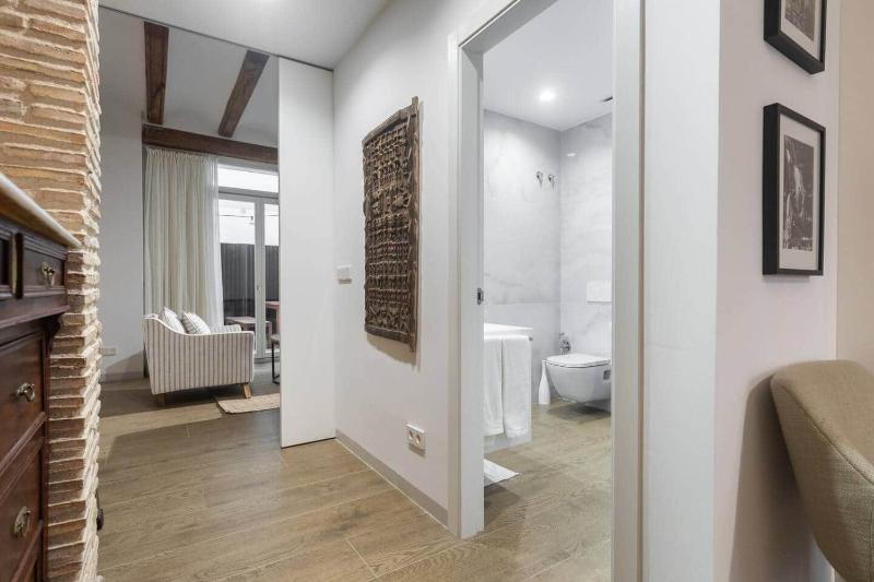 Downtown apartment with terrace - image 4