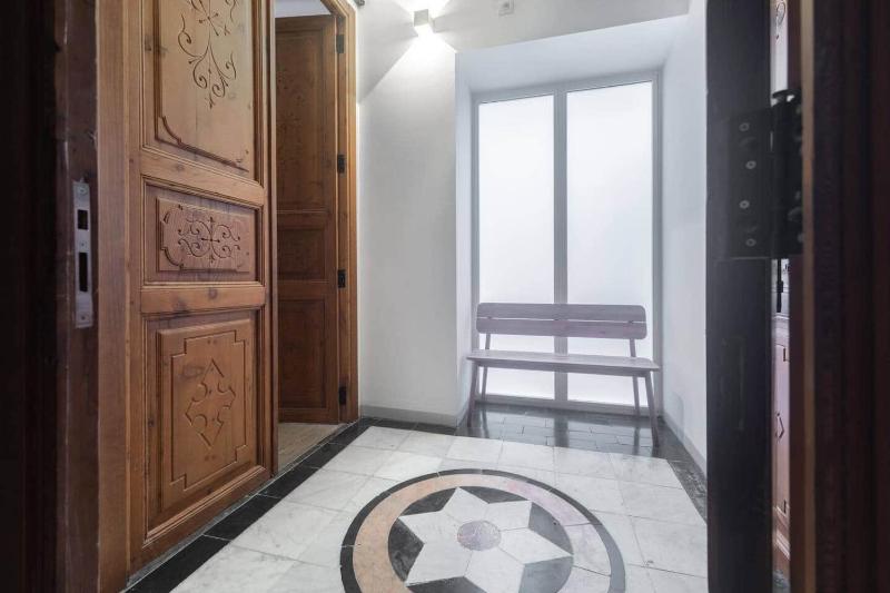 Downtown apartment with terrace - image 3