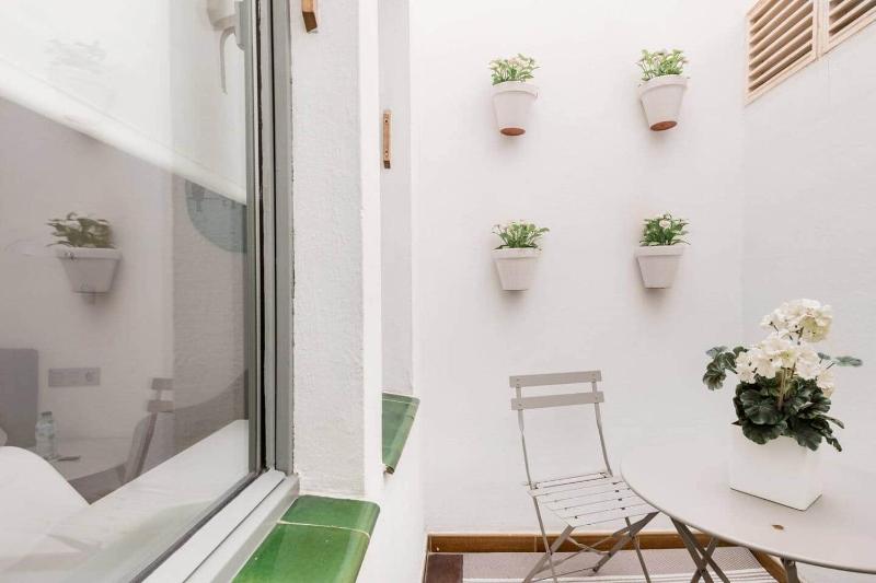 City Center Apartment With Shaded Terrace - image 16