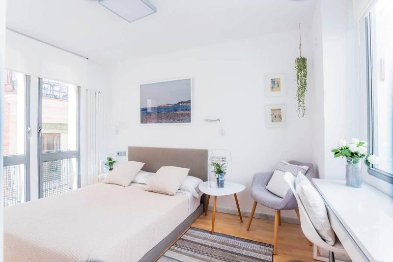 City Center Apartment With Shaded Terrace - image 15