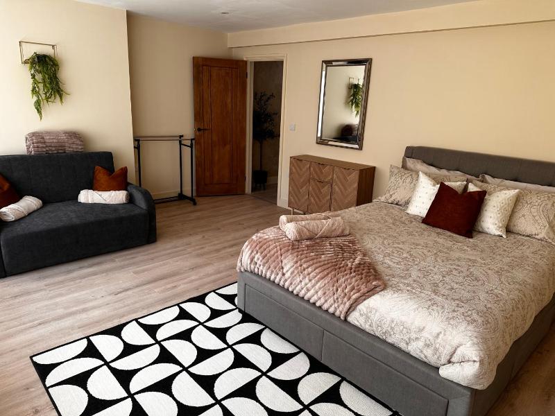 LuxeStay Apartments - image 30