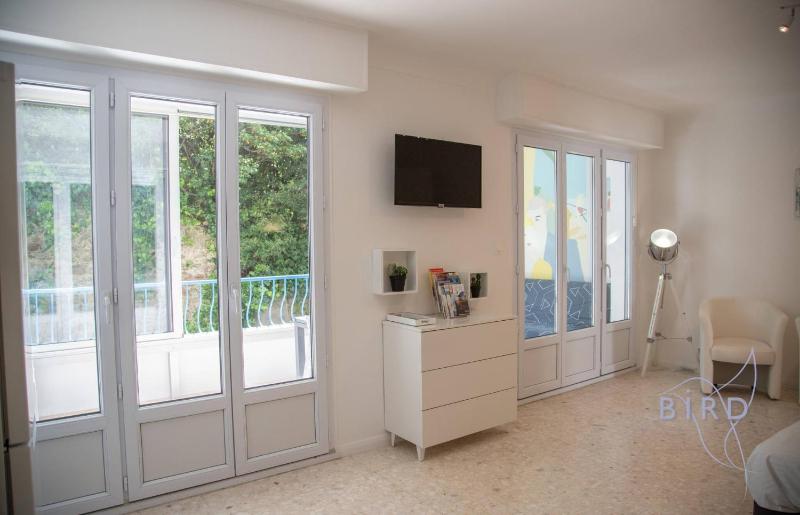 Spacious studio 4 minutes walk from the Beaches - image 4