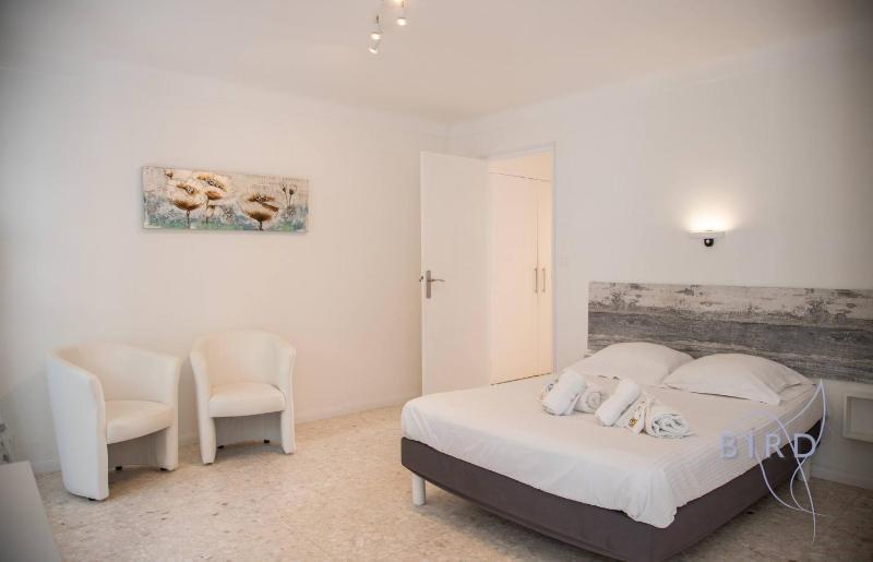 Spacious studio 4 minutes walk from the Beaches - image 5