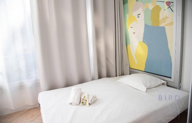 Spacious studio 4 minutes walk from the Beaches - image 29