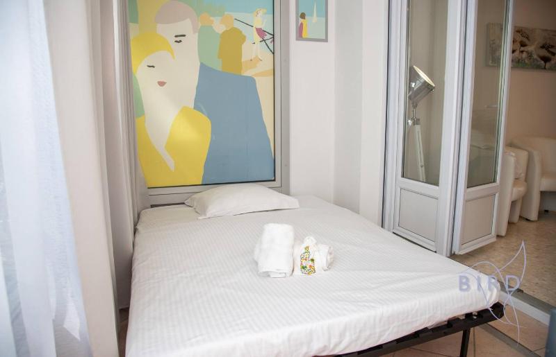 Spacious studio 4 minutes walk from the Beaches - image 10