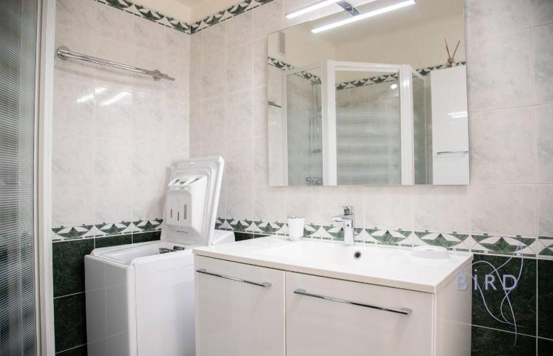 Spacious studio 4 minutes walk from the Beaches - image 15