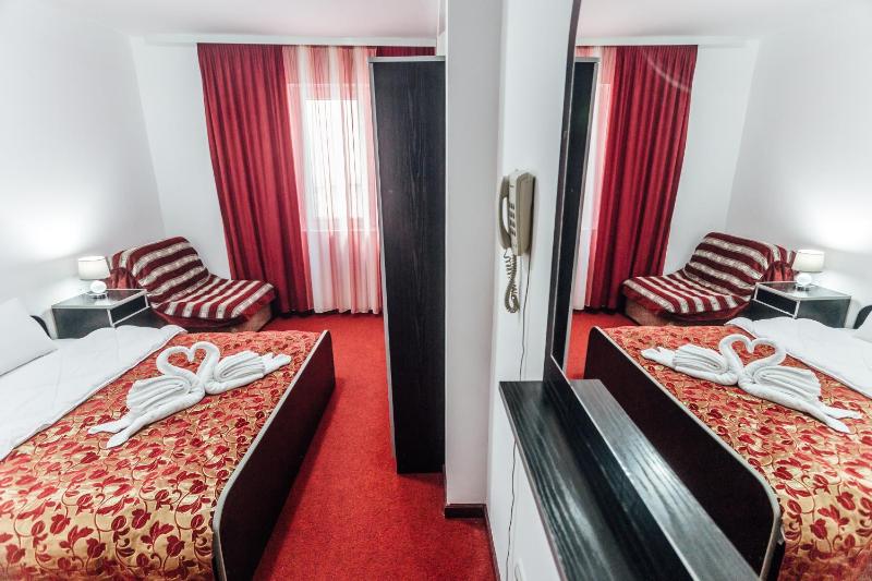 Economy Triple Room image 4