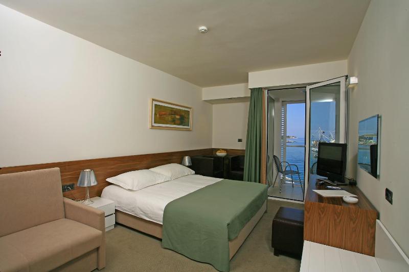 Double Room with Balcony and Sea View image 3