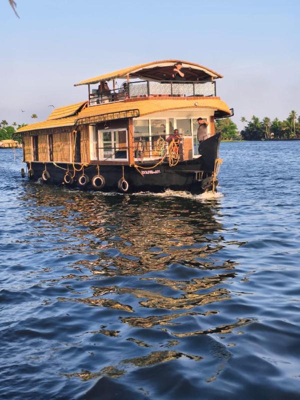 Elagance Premium Houseboats - image 1