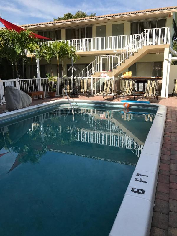 The Big Coconut Guesthouse - Gay Men's Resort - image 2