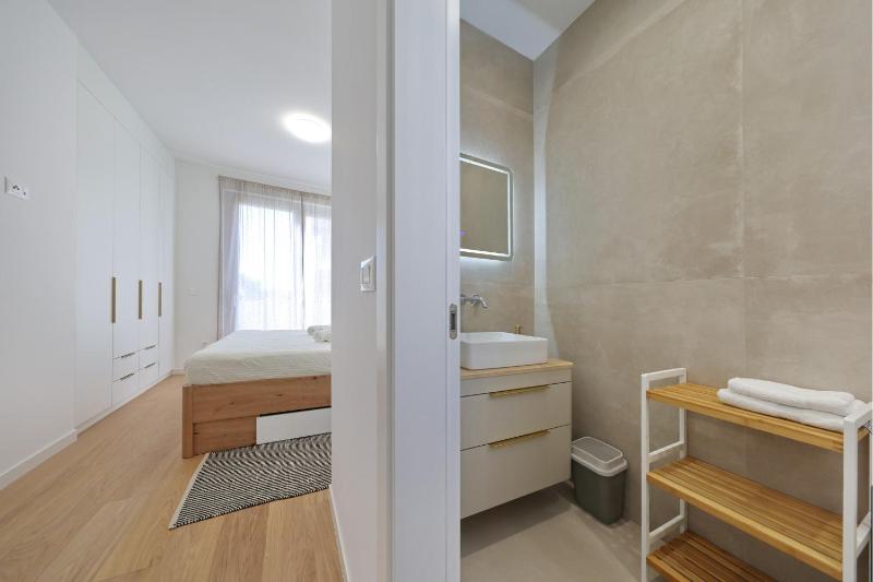 Oliver 2BR apartment with parking place - image 12