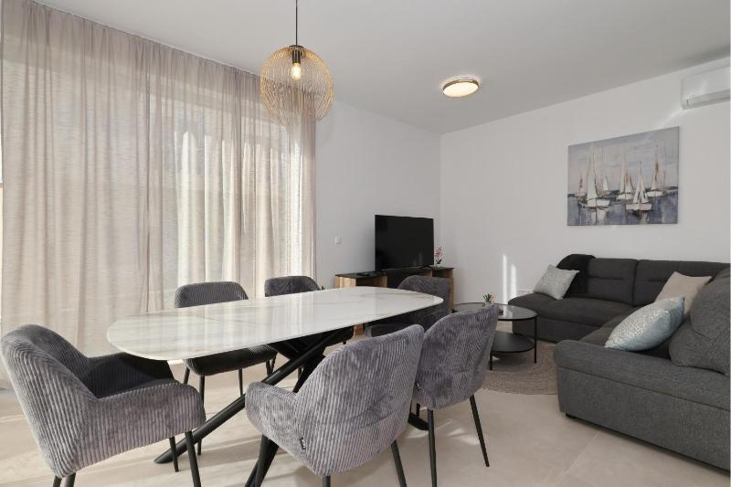 Oliver 2BR apartment with parking place - image 7