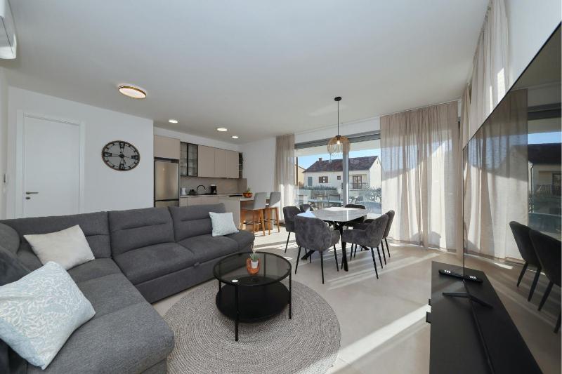 Oliver 2BR apartment with parking place - image 6
