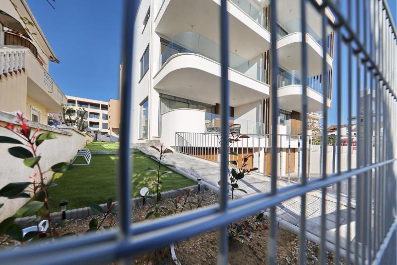 Oliver 2BR apartment with parking place - image 15