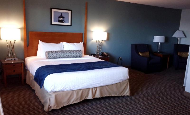 Basic King Room – Accessible image 3