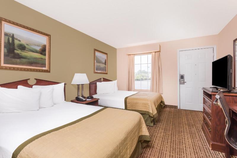 Deluxe Double Room with Two Double Beds - Disability Access - Non-Smoking image 2