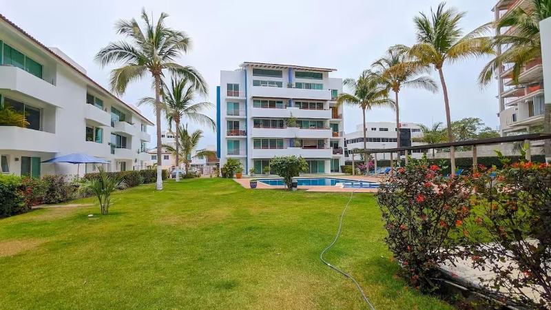 Great location pool and gardens in Versalles - image 10