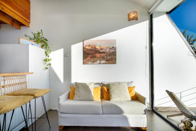 Moderno y Acogedor Depto con Deck & Vista al Lago - image 15
