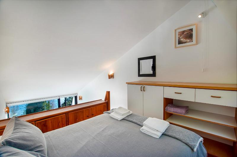 Moderno y Acogedor Depto con Deck & Vista al Lago - image 3