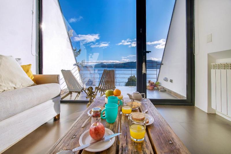 Moderno y Acogedor Depto con Deck & Vista al Lago - image 8